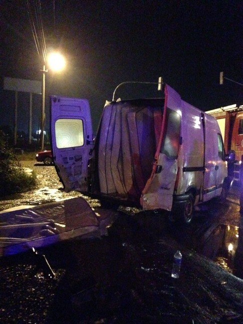 Karşı Şeride Uçan Panelvan Otomobile Çarptı: 3 Yaralı