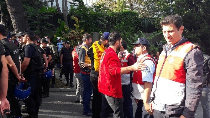 Galatasaraylı Taraftarlar Taksim’de Toplandı