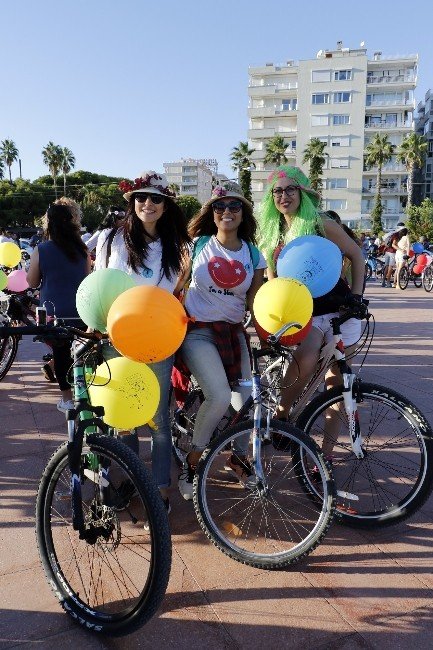 “Süslü Kadınlar” Bisiklet İçin Pedalladı