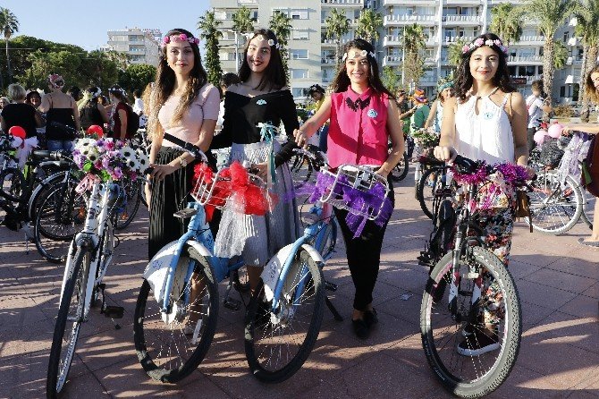 “Süslü Kadınlar” Bisiklet İçin Pedalladı