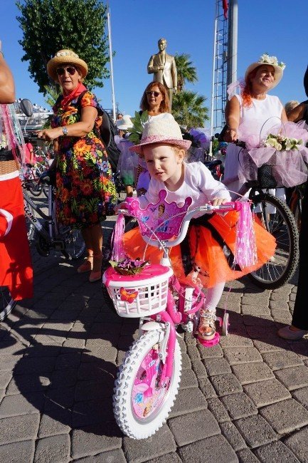 Edremit’te ’Süslü Kadınlar’ Bisiklet Turu