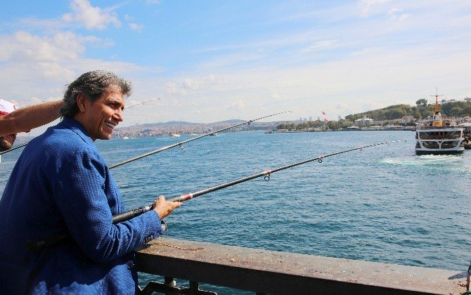 Galata Köprüsü’nde Balık Tutma Yarışı Renkli Görüntülere Sahne Oldu