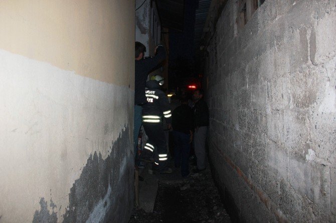 Apartmanda Elektrik Panosunda Çıkan Yangın Korkuttu