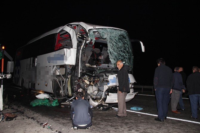 Yolcu Otobüsü Kamyona Çarptı: 1 Ölü, 39 Yaralı