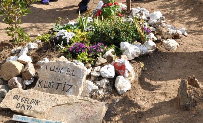 Tuncel Kurtiz Ölümünün 3. Yılında Mezarı Başında Anıldı