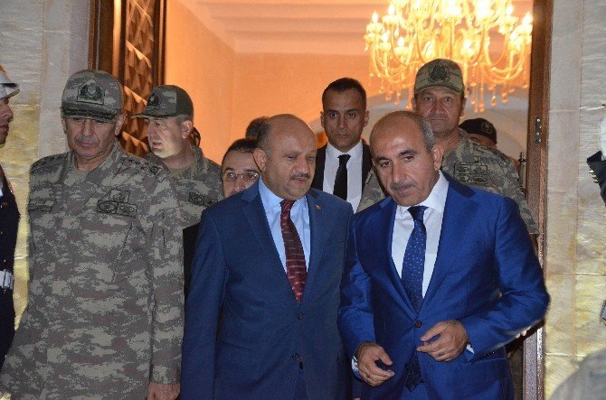 Milli Savunma Bakanı Fikri Işık, Valiliği Ziyaret Etti
