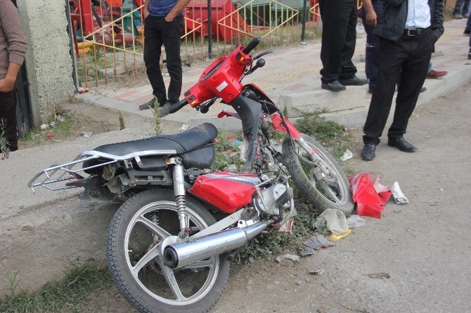 Otomobil İle Motosiklet Çarpıştı: 2 Yaralı