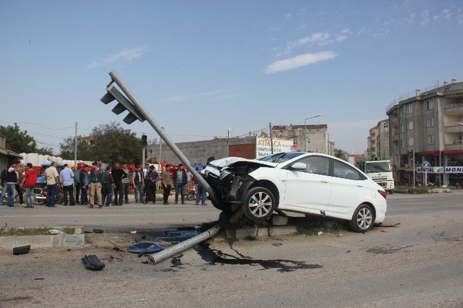Otomobil İle Motosiklet Çarpıştı: 2 Yaralı