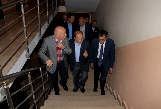 Diyet Ve Egzersize Başlayan Bakan Akdağ, Asansör Yerine Merdivenleri Kullanmayı Tercih Etti