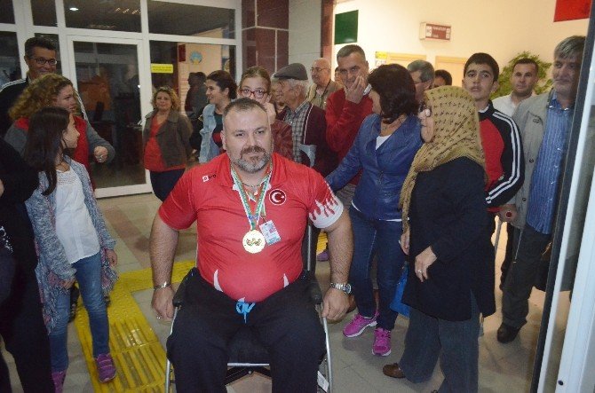 Tüm Engellere Rağmen Adını Dünyaya Duyurdu