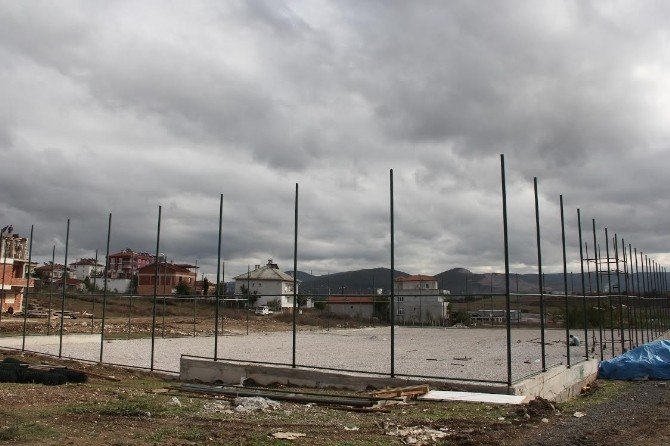 Kavak’ta Halı Saha Çalışmaları Hız Kazandı