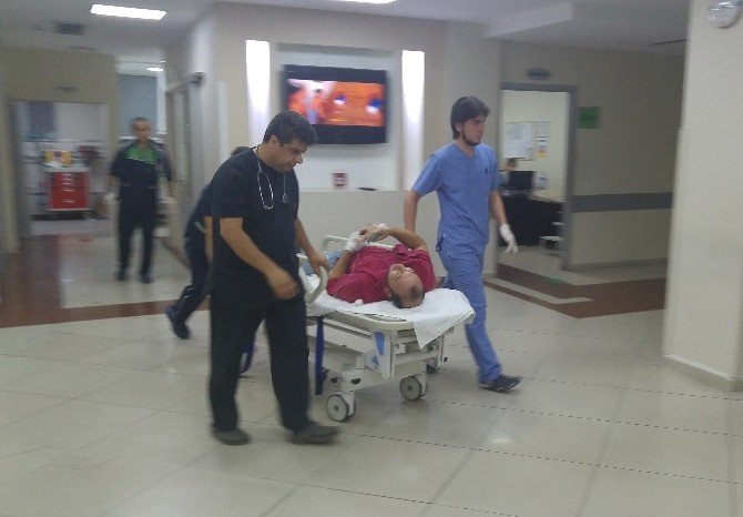 Kavga Ettiği 2 Kişiyi Silahla Yaralayıp Kaçtı
