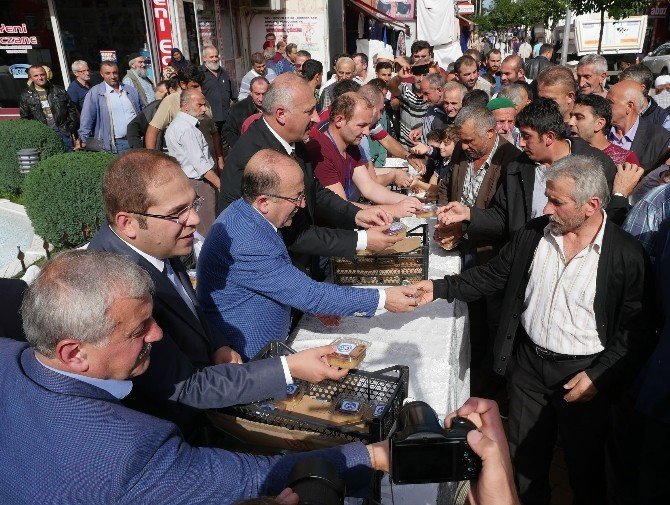 Trabzon’da Araklı Ve Of İlçelerinde Aşure Dağıtıldı