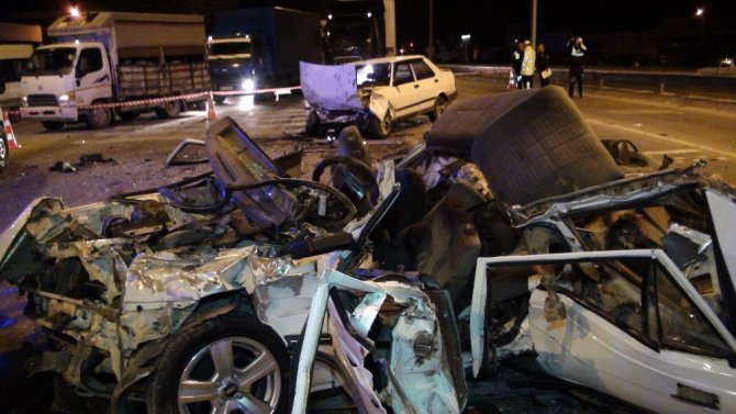 Kırmızı Işıkta Korkunç Kaza: 3 Ölü, 1 Yaralı