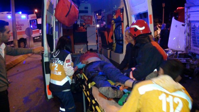 Kırmızı Işıkta Korkunç Kaza: 3 Ölü, 1 Yaralı