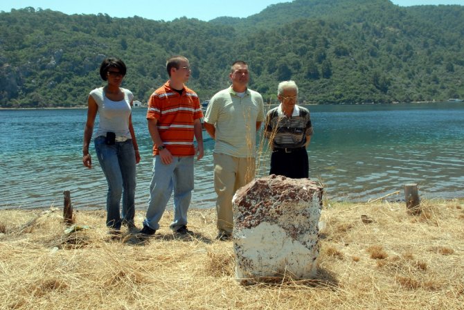 Define Avcıları İngiliz Askerlerin Mezarlarını Tahrip Etti