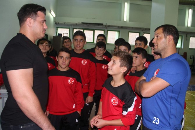 Rıza Kayaalp’ten Örnek Davranış