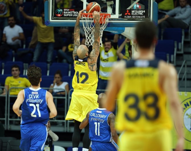 Fenerbahçe İlk Galibiyetini Aldı