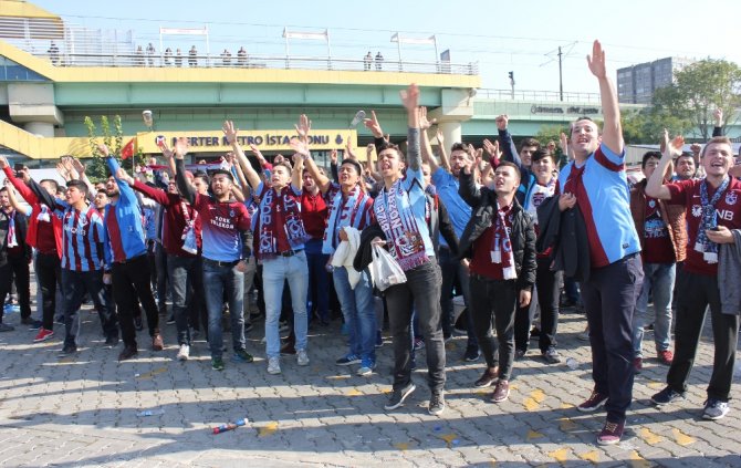 Trabzonsporlu Taraftarlar Merter’de Toplandı