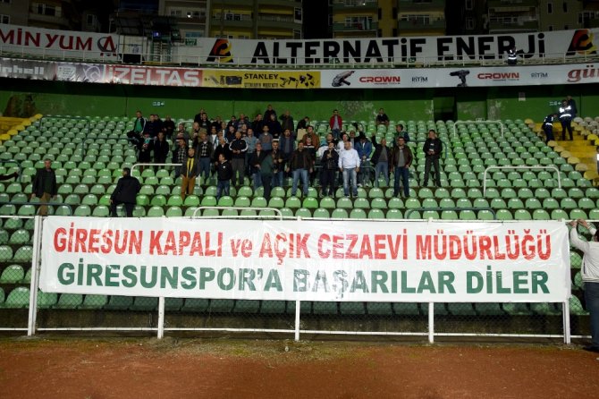 Mahkumlar Statta Maç İzledi