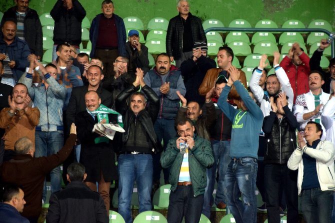 Mahkumlar Statta Maç İzledi