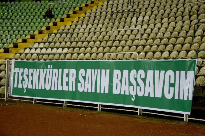 Mahkumlar Statta Maç İzledi
