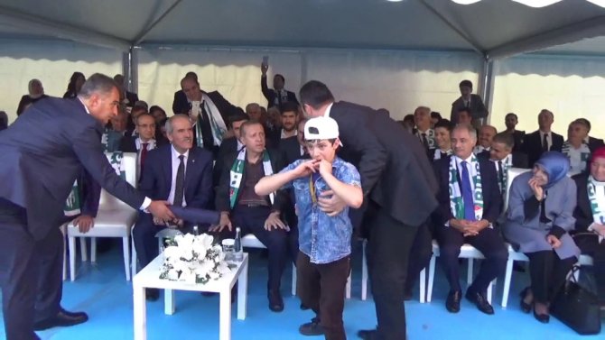 Esat Aleyhine Slogan Attı, Erdoğan’a Sarıldı