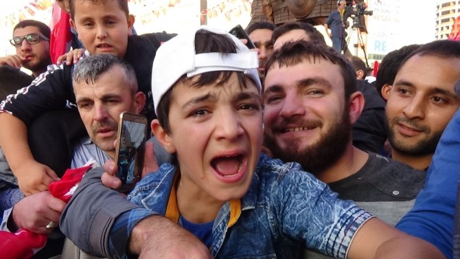 Esat Aleyhine Slogan Attı, Erdoğan’a Sarıldı