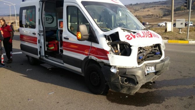 Hasta Taşıyan Ambulans Kaza Yaptı: 1 Ölü, 4 Yaralı