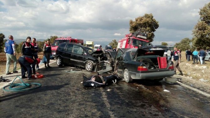 Otomobil İle Ticari Araç Kafa Kafaya Çarpıştı: 1 Ölü, 9 Yaralı