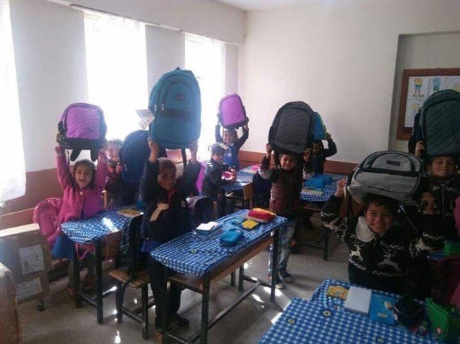 Ortahisar Belediyesi Van’ın Erçiş İlçesindeki Bir Okula Kırtasiye Yardımı Yaptı