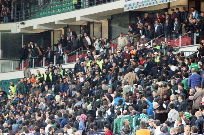 Konyaspor-fenerbahçe Maçında Tribün Karıştı