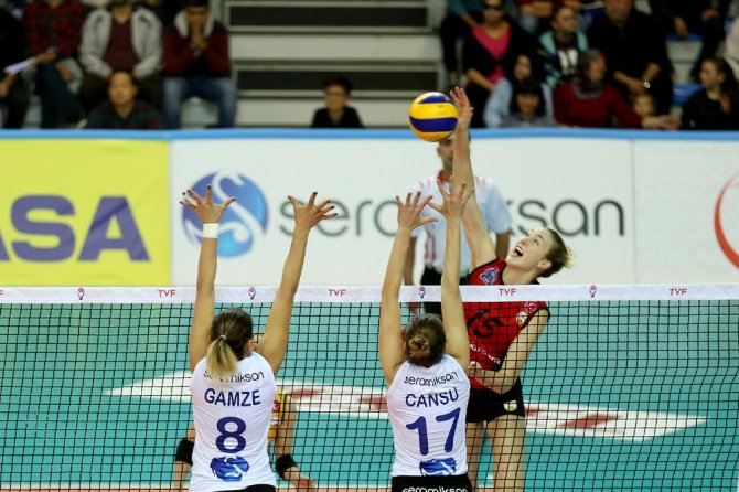 Vakıfbank Galibiyetle Başladı