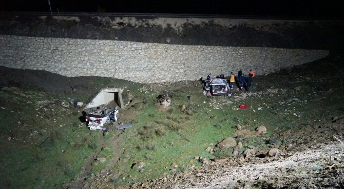 Otomobiller Dereye Uçtu: 3 Ölü, 8 Yaralı
