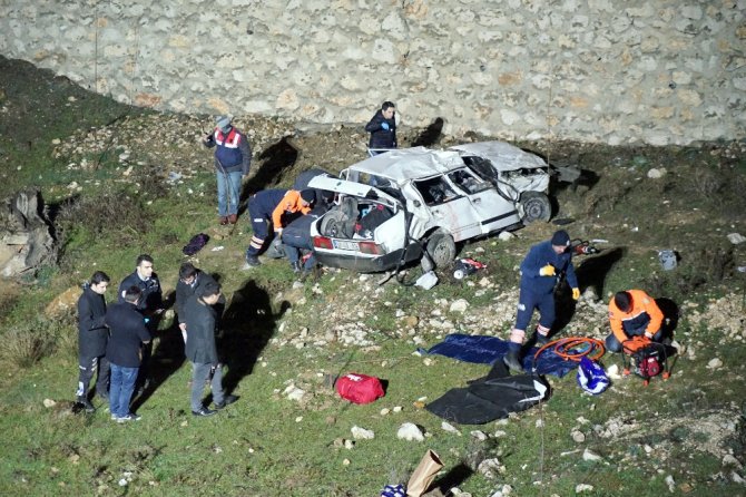 Otomobiller Dereye Uçtu: 3 Ölü, 8 Yaralı