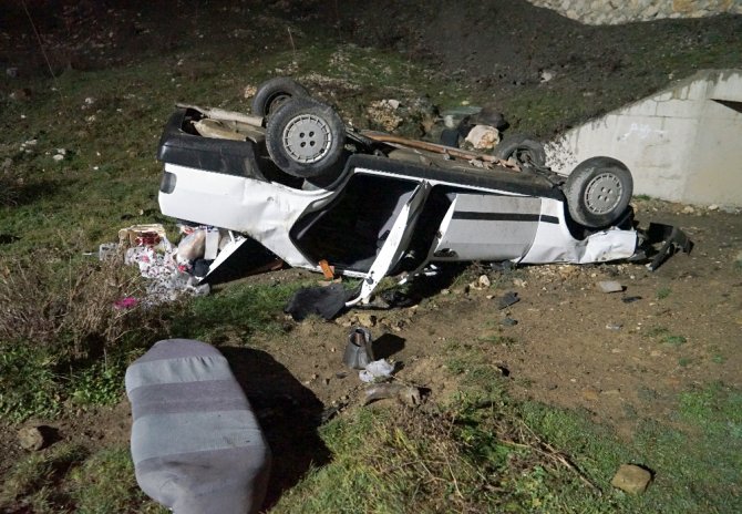 Otomobiller Dereye Uçtu: 3 Ölü, 8 Yaralı