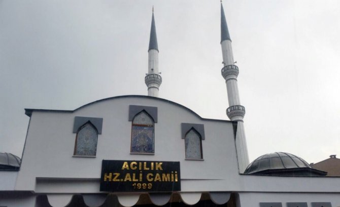 Camide Telefonunu Şarj Etti: Not Ve 1 Lira Bıraktı
