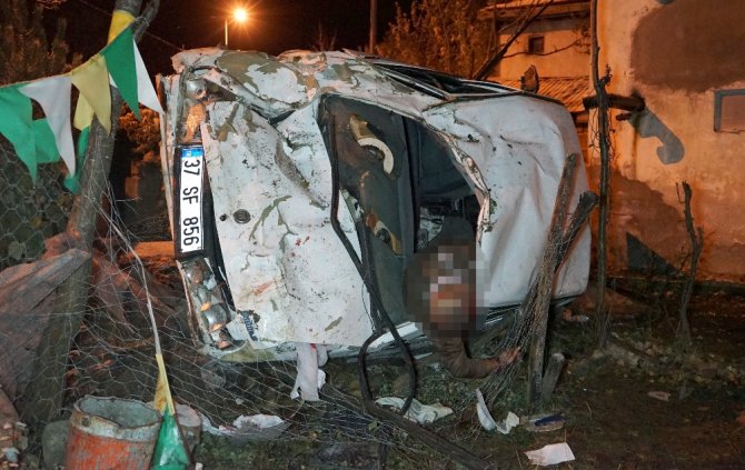Otomobil Evin Bahçesine Uçtu: 2 Ölü, 4 Yaralı
