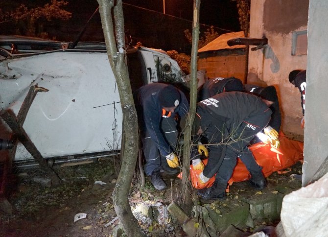 Otomobil Evin Bahçesine Uçtu: 2 Ölü, 4 Yaralı