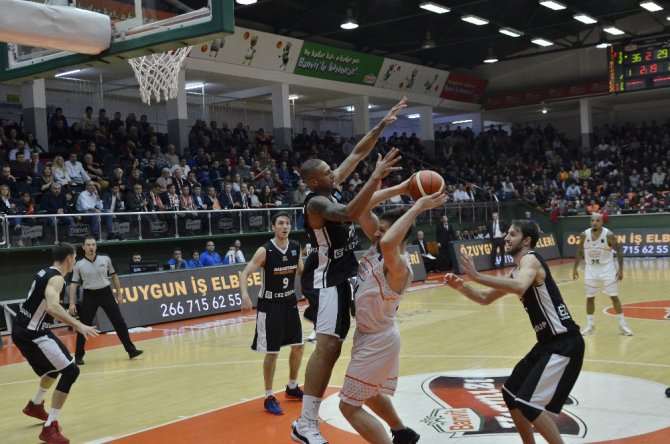 Banvit Çek Ekibini Devirdi