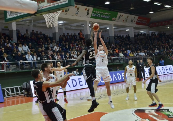 Banvit Çek Ekibini Devirdi