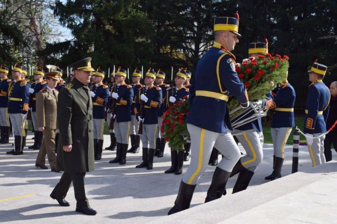 Hulusi Akar Romanya’da Türk Şehitliğini Ziyaret Etti