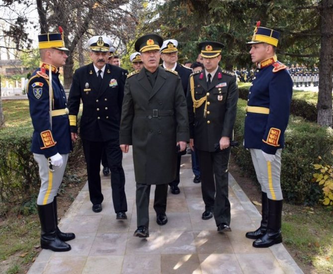 Hulusi Akar Romanya’da Türk Şehitliğini Ziyaret Etti