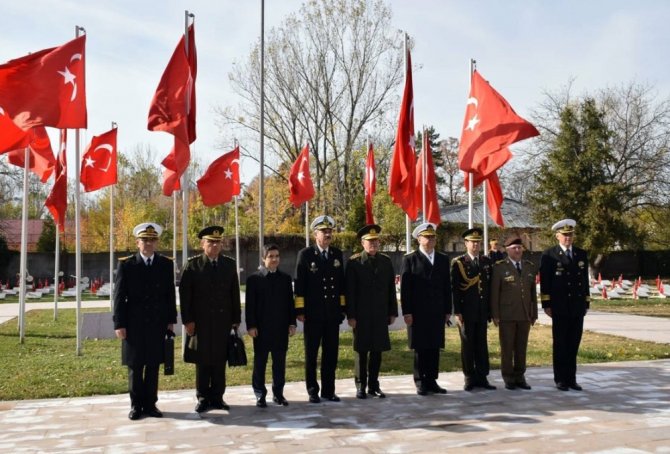 Hulusi Akar Romanya’da Türk Şehitliğini Ziyaret Etti