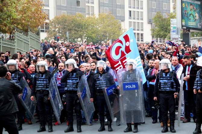Bordo Mavili Taraftarlar Arena’ya Gelmeye Başladı