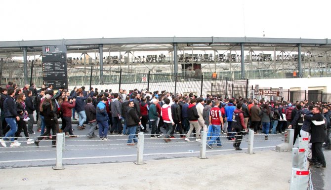 Bordo Mavili Taraftarlar Arena’ya Gelmeye Başladı