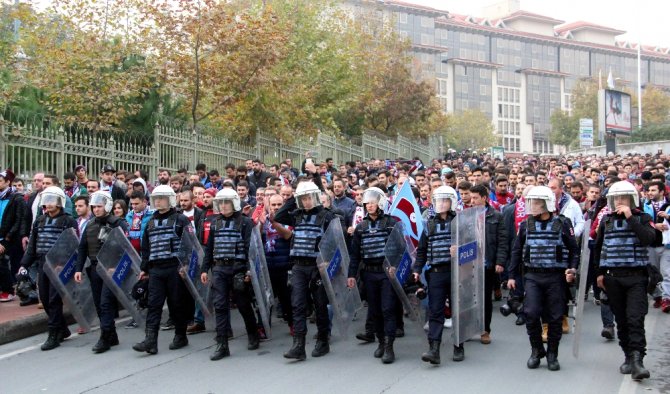 Bordo Mavili Taraftarlar Arena’ya Gelmeye Başladı