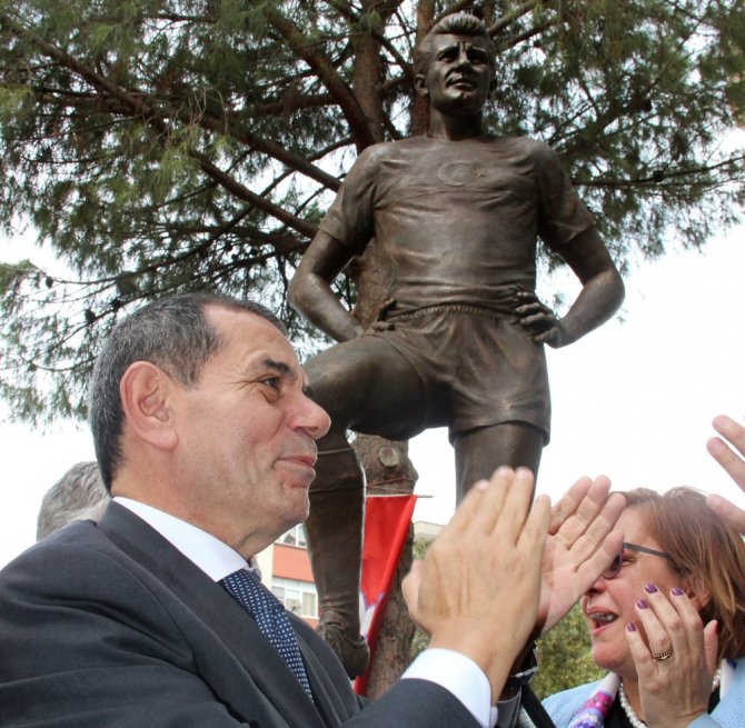 "Taçsız Kral"ın Heykeli Dikildi