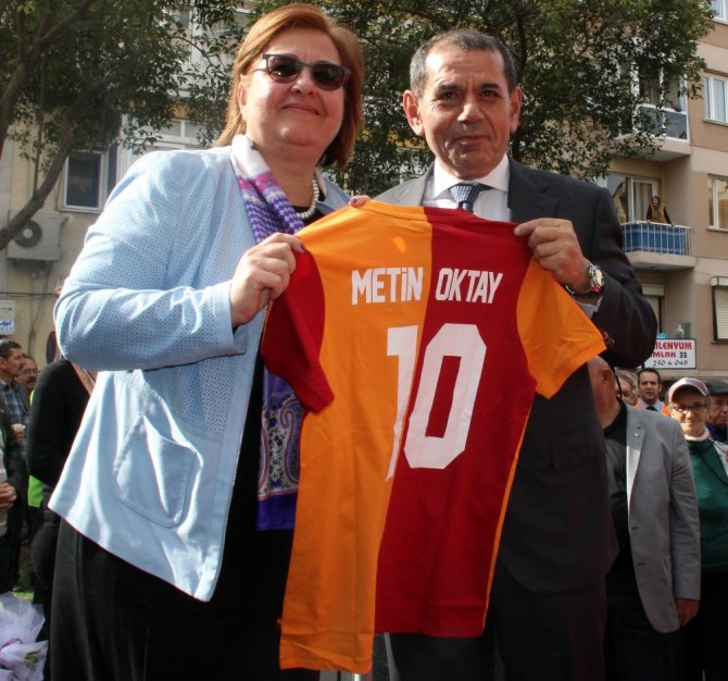 "Taçsız Kral"ın Heykeli Dikildi