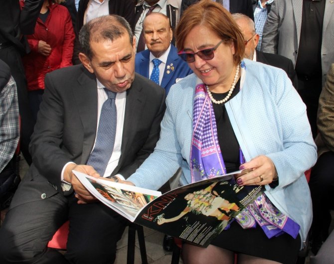 "Taçsız Kral"ın Heykeli Dikildi